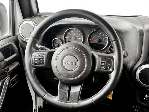 Used 2015 Jeep Wrangler Unlimited Sahara w/ Connectivity Group image 7