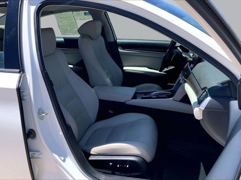 Used 2021 Honda Accord Touring image 9