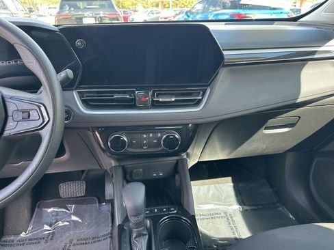 Used 2025 Chevrolet TrailBlazer LT image 3