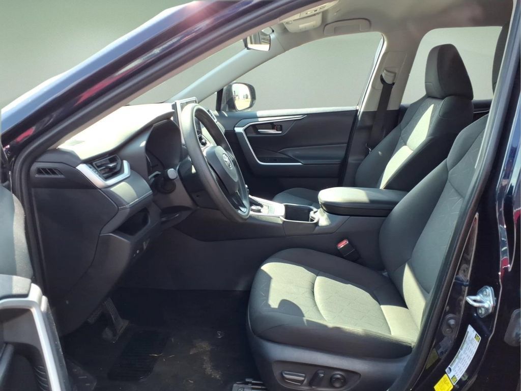 Used 2025 Toyota RAV4 XLE AWD/4WD image 4