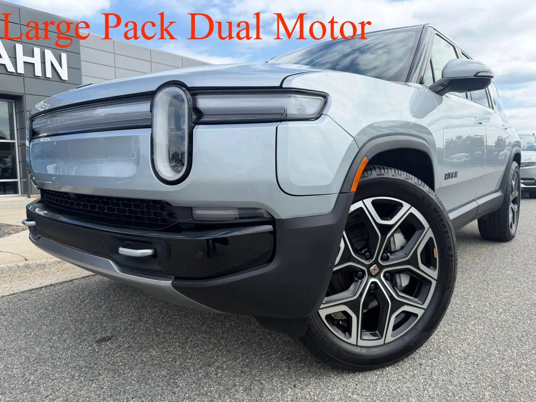 Used 2025 Rivian R1S Adventure Dual AWD/4WD image 1