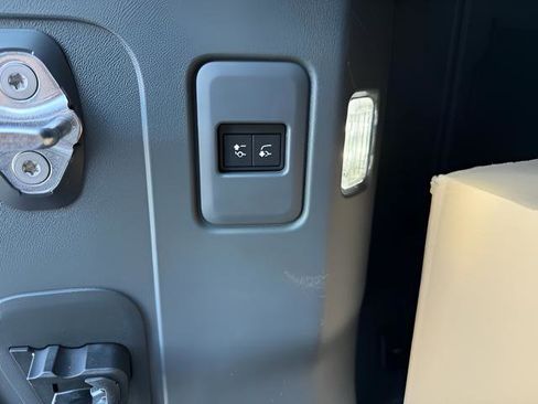 New 2026 Land Rover Defender 110 X-Dynamic SE image 30