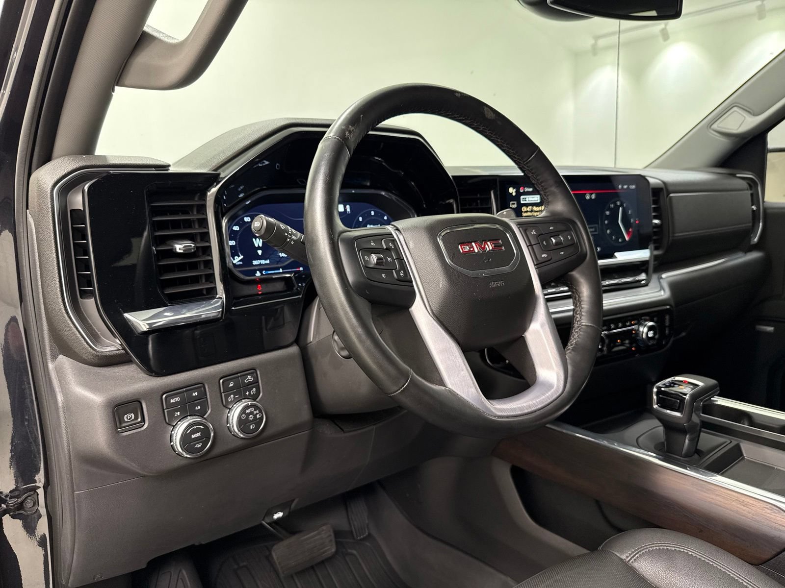 Used 2023 GMC Sierra 1500 SLT w/ SLT Premium Package AWD/4WD image 18