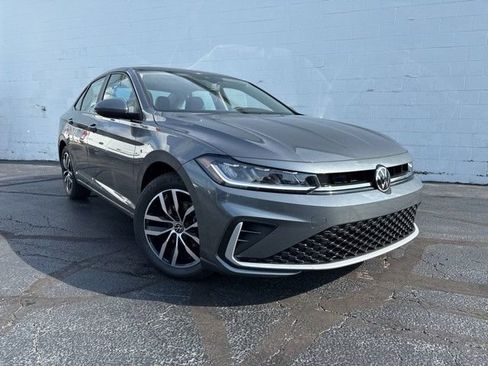 Used 2025 Volkswagen Jetta SE FWD image 8