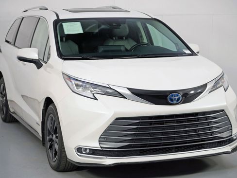 Used 2021 Toyota Sienna Limited image 56