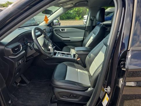 Used 2023 Ford Explorer XLT w/ Equipment Group 202A AWD/4WD image 2