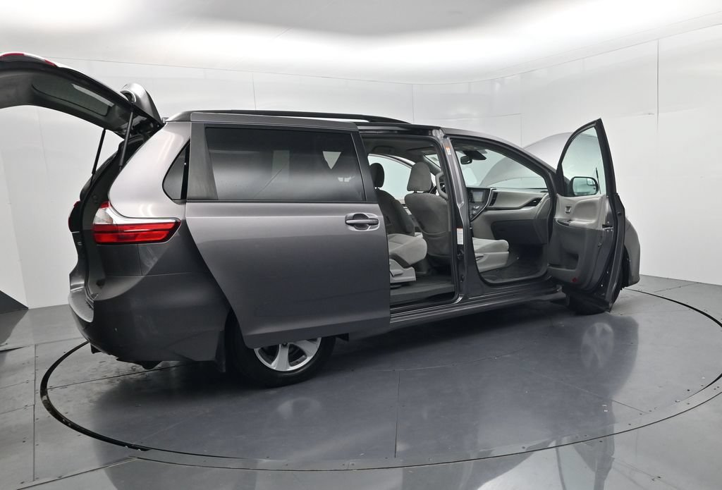 Used 2019 Toyota Sienna LE w/ Carpet Mat Package FWD image 49