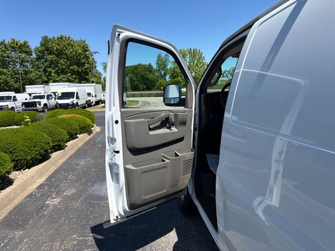 Used 2021 Chevrolet Express 2500 w/ Driver Convenience Package RWD image 10