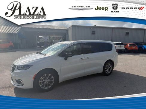 Used 2026 Chrysler Pacifica Limited FWD image 1