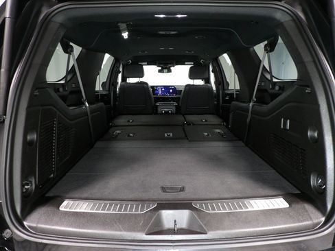 Used 2025 Chevrolet Suburban Z71 image 17