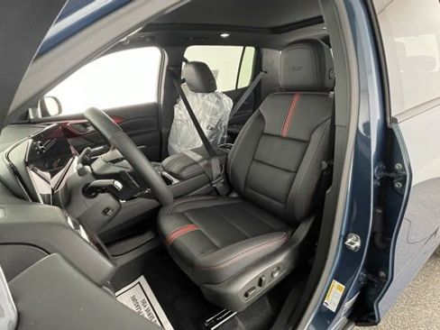 Used 2025 Chevrolet Traverse RS image 33