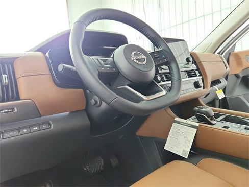 Used 2025 Nissan Pathfinder Platinum w/ Black Appearance Package image 18