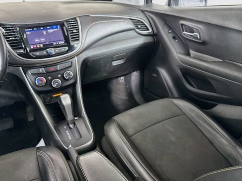Used 2020 Chevrolet Trax LT w/ Sun & Sound Package FWD image 27