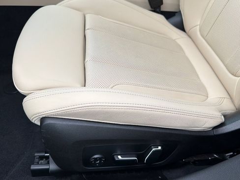 Used 2025 BMW 330i Sedan w/ Convenience Package image 14