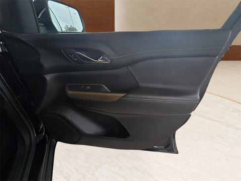 Used 2023 GMC Acadia SLE image 16