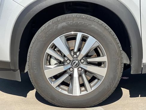 Certified 2025 Nissan Pathfinder SL image 30