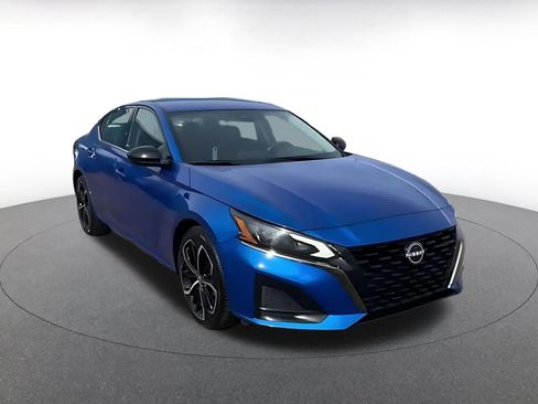 Used 2025 Nissan Altima 2.5 SR image 3