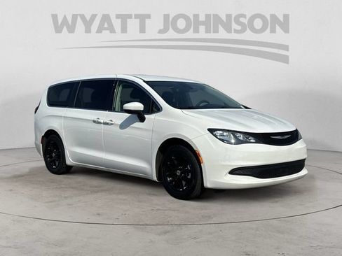 Used 2023 Chrysler Voyager LX FWD image 7