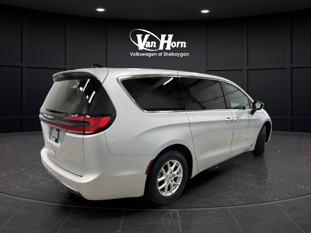 Used 2024 Chrysler Pacifica Touring-L FWD image 7