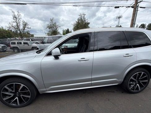 Used 2022 Volvo XC90 T6 Momentum w/ Advanced Package AWD/4WD image 3
