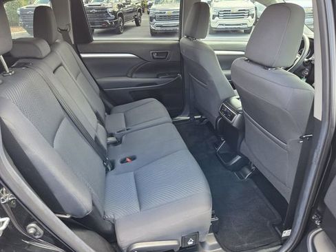 Used 2019 Toyota Highlander LE FWD image 18