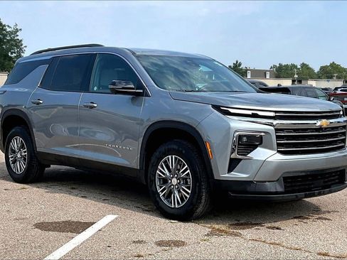 Used 2026 Chevrolet Traverse LT w/ Driver Confidence Package FWD image 1
