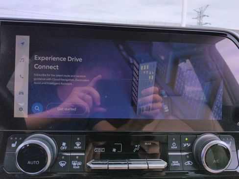 Used 2023 Toyota Highlander XLE AWD/4WD image 19