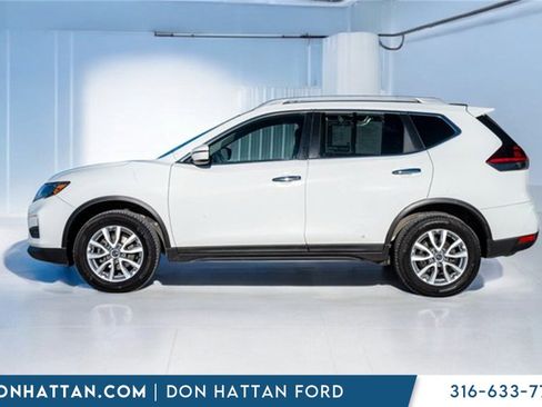 Used 2018 Nissan Rogue SV image 2