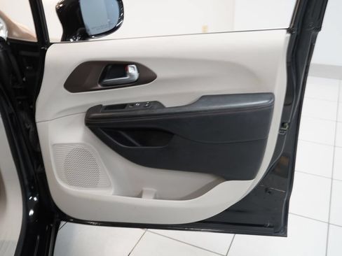 Used 2019 Chrysler Pacifica Touring-L FWD image 26