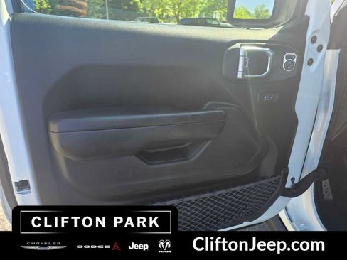 Used 2023 Jeep Gladiator Rubicon w/ Cold Weather Group AWD/4WD image 9