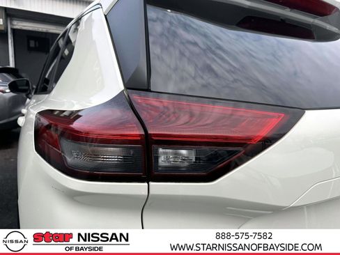 Used 2023 Nissan Rogue SV image 9