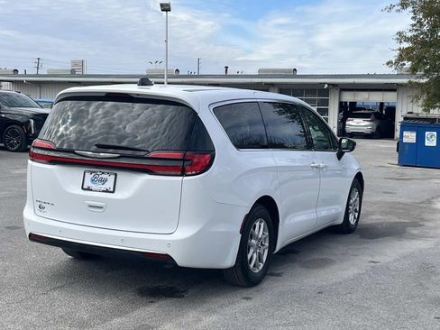 Used 2024 Chrysler Pacifica Touring-L image 5