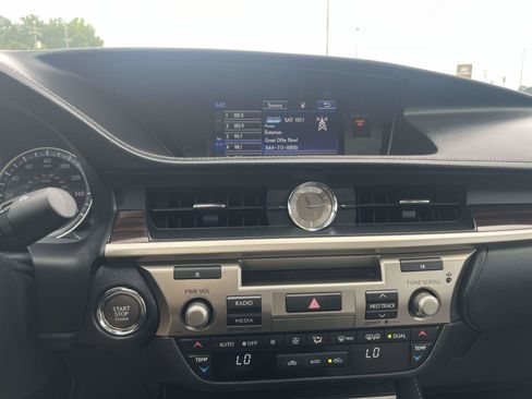 Used 2016 Lexus ES 350 w/ Luxury Package w/Wood Trim FWD image 18