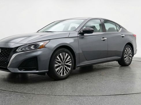 Used 2025 Nissan Altima 2.5 SV FWD image 3
