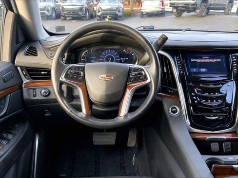 Used 2020 Cadillac Escalade Premium Luxury image 4