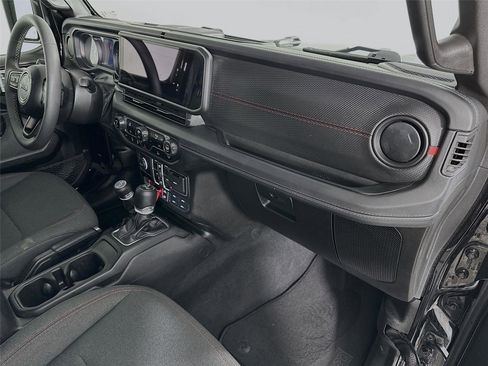 Used 2025 Jeep Wrangler Unlimited Rubicon image 27