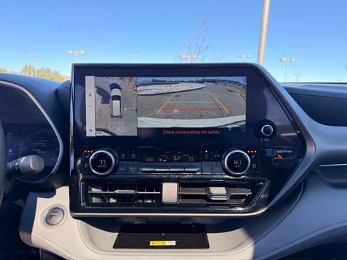 Used 2024 Toyota Highlander Limited image 18