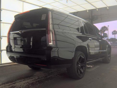 Used 2017 Cadillac Escalade ESV Platinum RWD image 4
