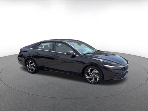 Used 2025 Hyundai Elantra SEL FWD image 2