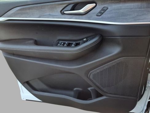 New 2025 Jeep Grand Cherokee Limited image 16