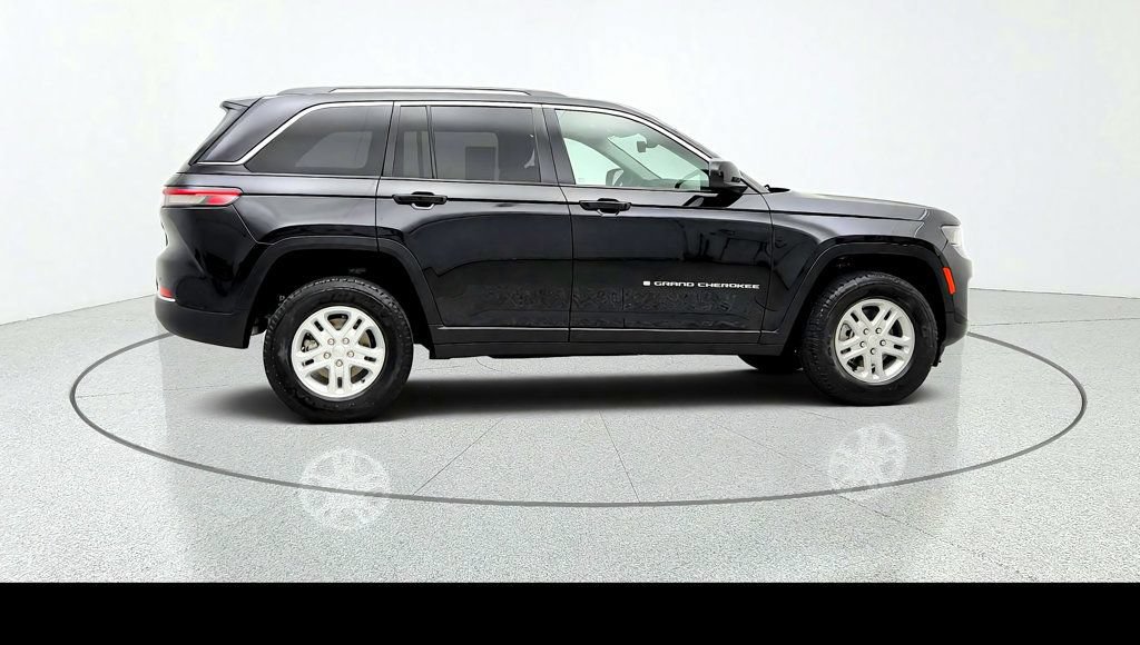 Used 2023 Jeep Grand Cherokee Laredo w/ Luxury Tech Group I AWD/4WD image 4