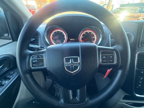 Used 2018 Dodge Grand Caravan SE w/ UConnect Hands-Free Group image 21