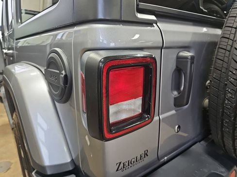 Used 2018 Jeep Wrangler Unlimited Sahara image 34