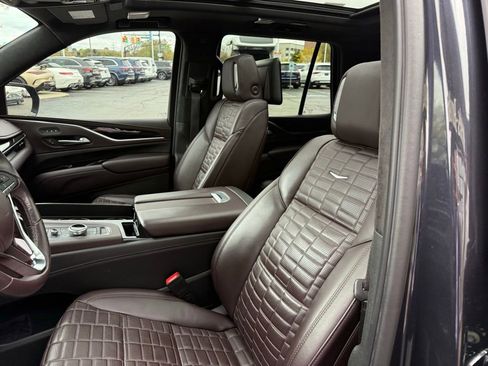 Used 2023 Cadillac Escalade Sport Platinum w/ LPO, ONYX Package image 8