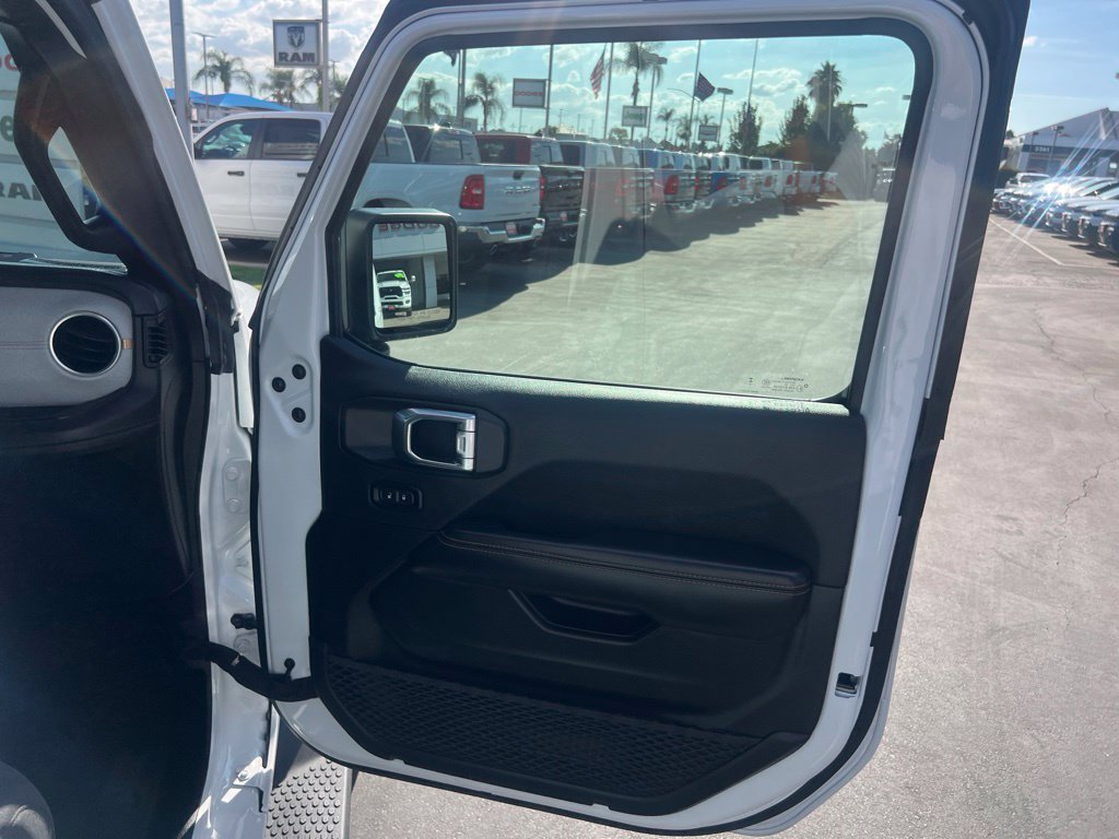 Used 2025 Jeep Wrangler Unlimited Sahara AWD/4WD image 28