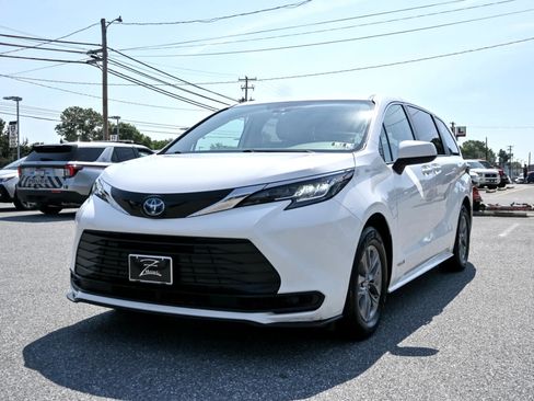 Used 2021 Toyota Sienna LE image 5