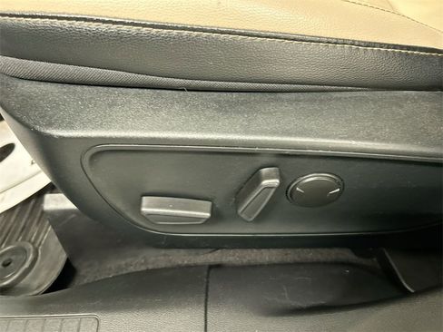 Used 2020 Ford Escape Titanium image 10