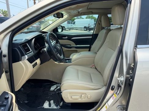 Used 2015 Toyota Highlander XLE FWD image 10