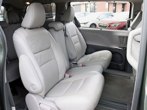 Used 2018 Toyota Sienna XLE w/ XLE Navigation Package image 29