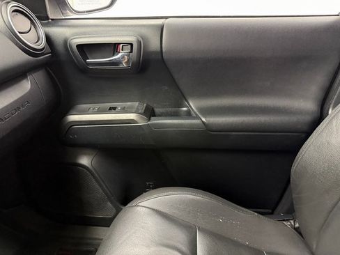 Used 2017 Toyota Tacoma TRD Off-Road w/ Tow Package (A/T) image 23